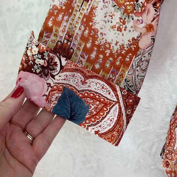 Chico's No Iron Chic Stretch Floral Flip Cuff Button Down Sz 8 - Picture 5 of 10